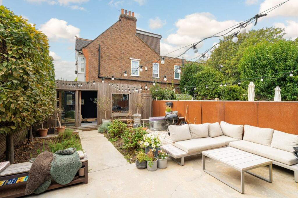 House in Twickenham - More