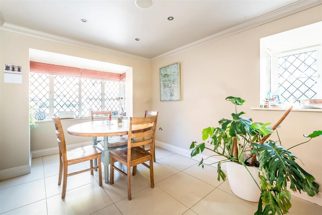 Park Lane, Ashtead, KT21 photo 4