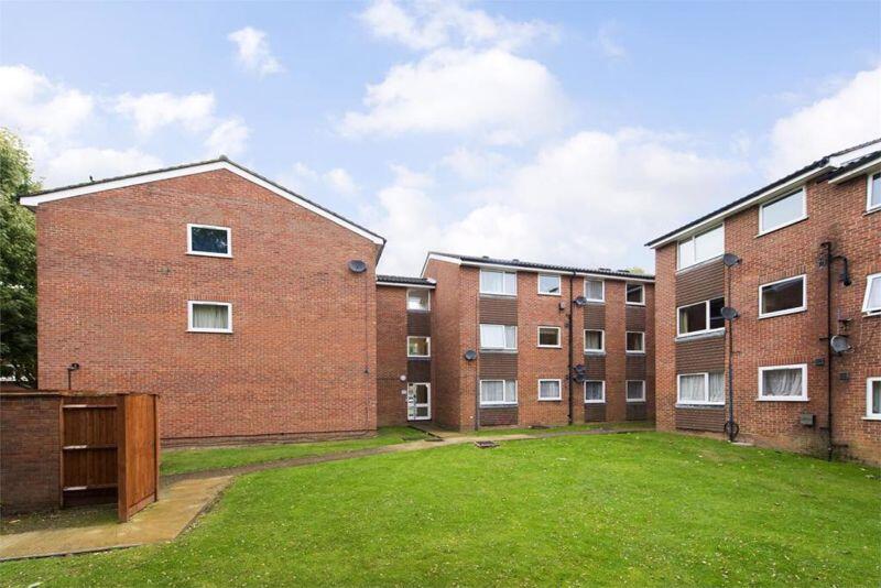 2-bed flat on Huxley Close, Northolt, £250,000
