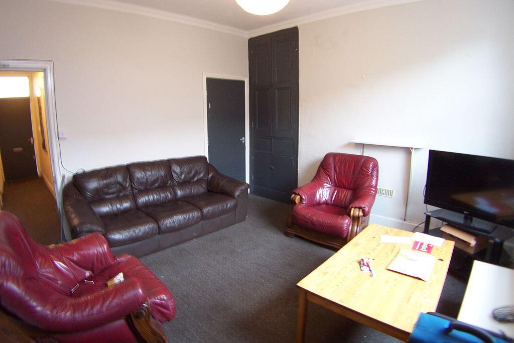 House in Leeds, West Yorkshire - View 4