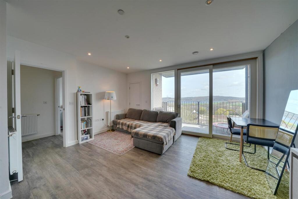 Apartment in London, Ponders End - More