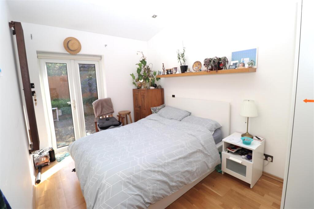 House in London, Pilgrim Estate, Hanwell - More