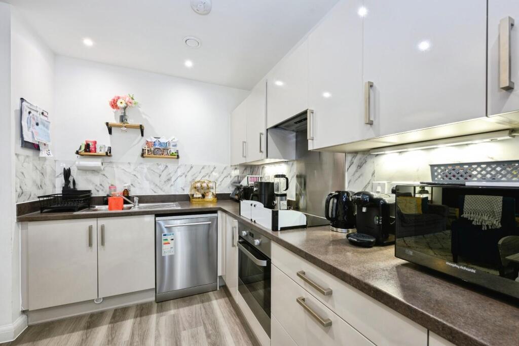 Apartment in Sutton - View 4