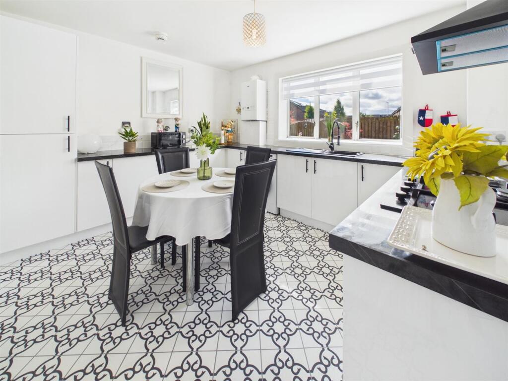 House in Paisley, Shortroods - More