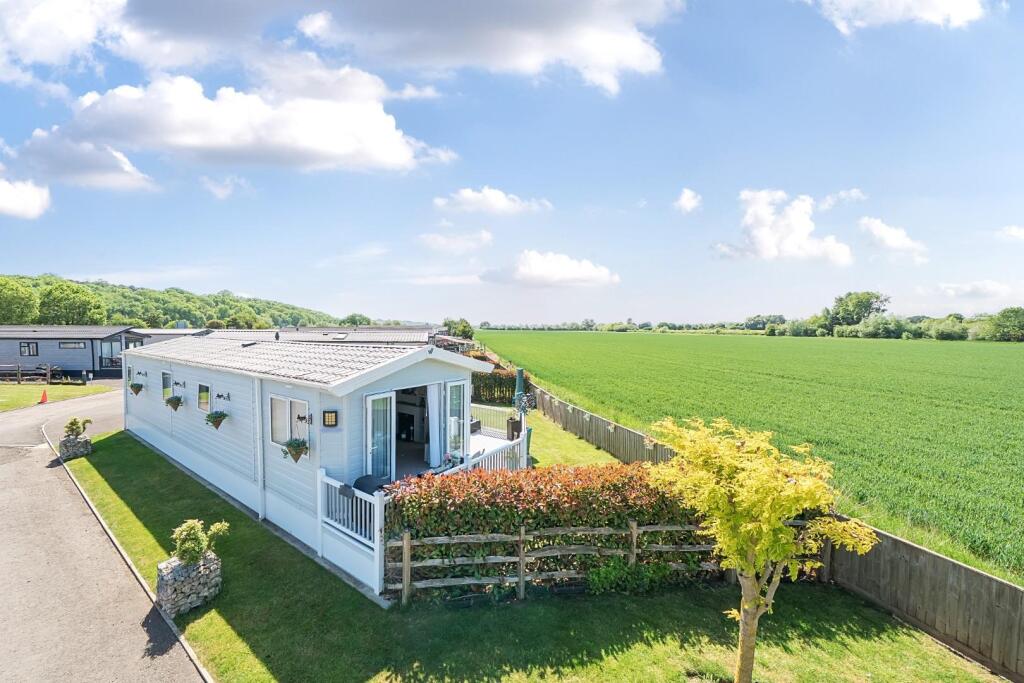 2-bed caravan on Boat Lane, Bleasby, £110,000