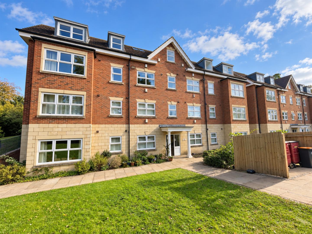 2-bed flat on Prenton Lane, Birkenhead, £175,000