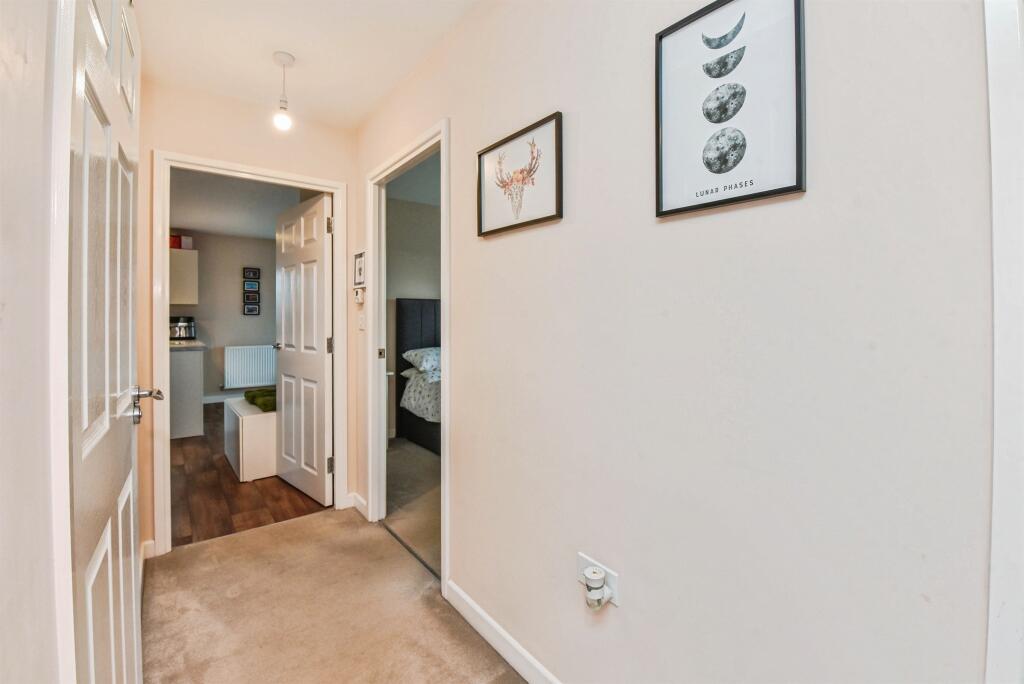 Greenfields Close, CHIPPENHAM photo 4
