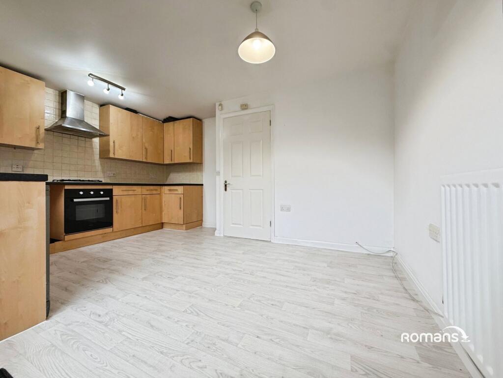 Rowner Crescent, Sherfield-on-Loddon, Hook photo 3