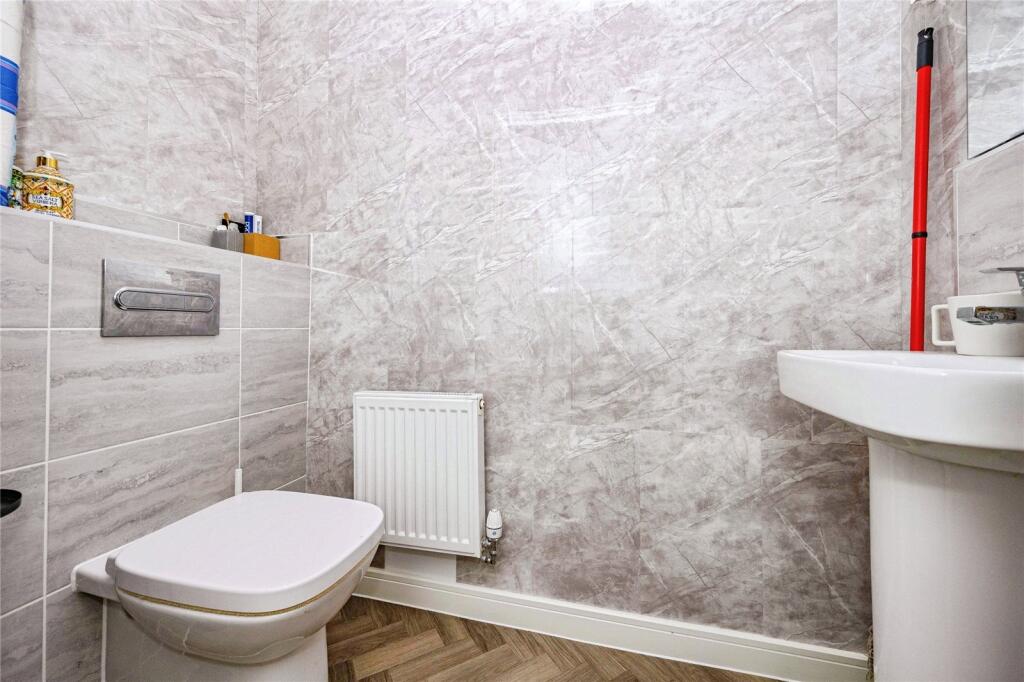 House in Houghton Regis, Central Bedfordshire - View 5