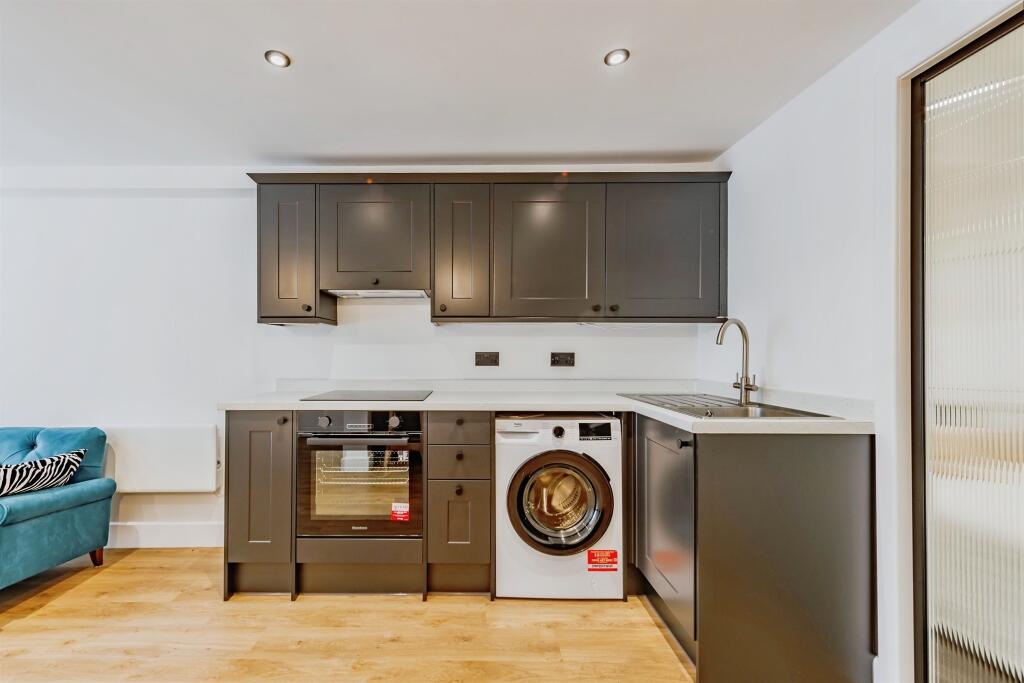 Apartment in Redhill, Reffles Bridge, Earlswood - View 4