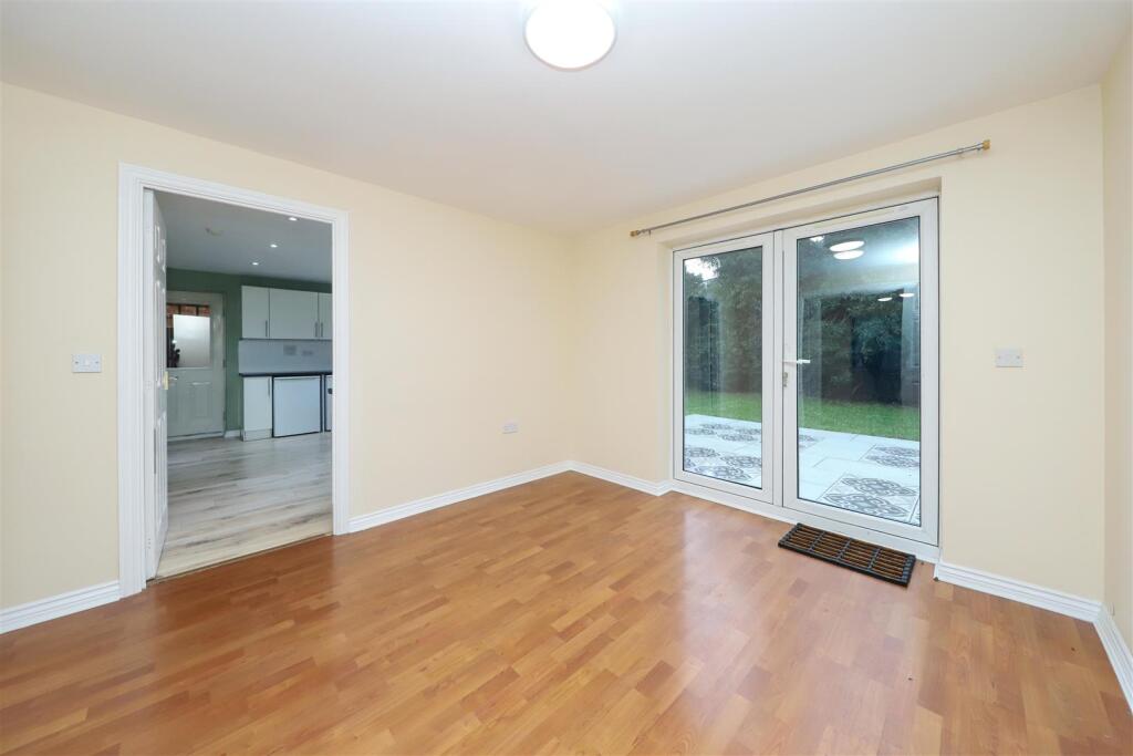 Barwick Drive, Hillingdon, UB8 photo 4