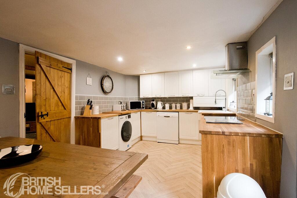 House in Oldham, Greater Manchester - View 4