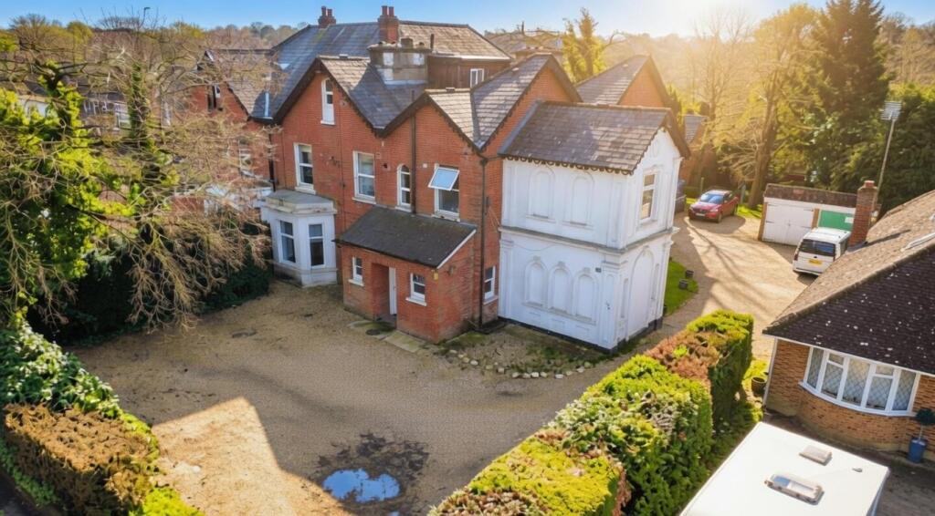 Main image of property: Reading Road South, Fleet