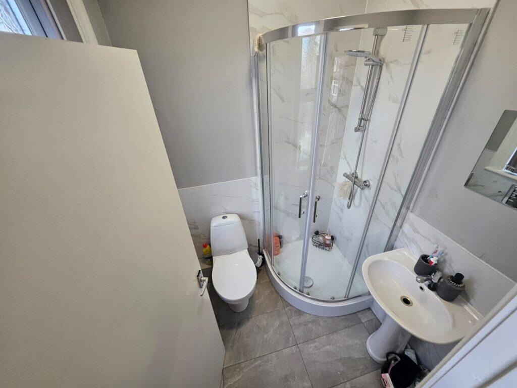 6 bedroom end of terrace house for rent