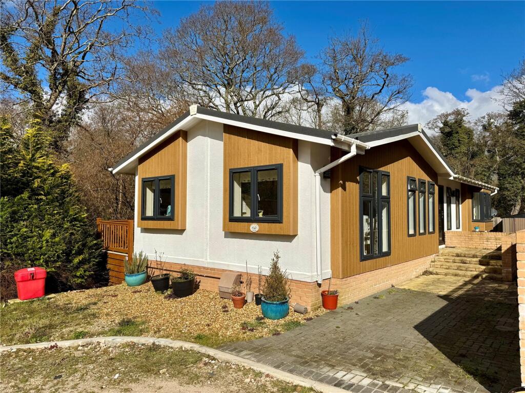 2-bed caravan on New Milton Heights, Walkford Lane, New Milton, Hampshire, BH25, £250,000