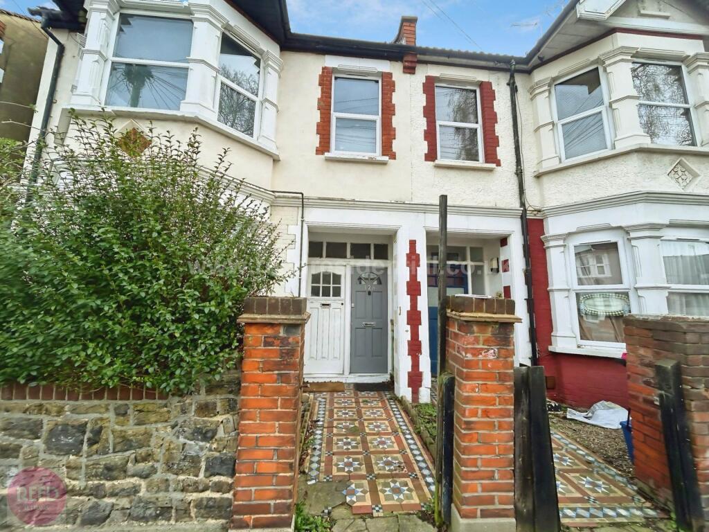 2-bed flat on Beedell Avenue, Westcliff On Sea, £230,000