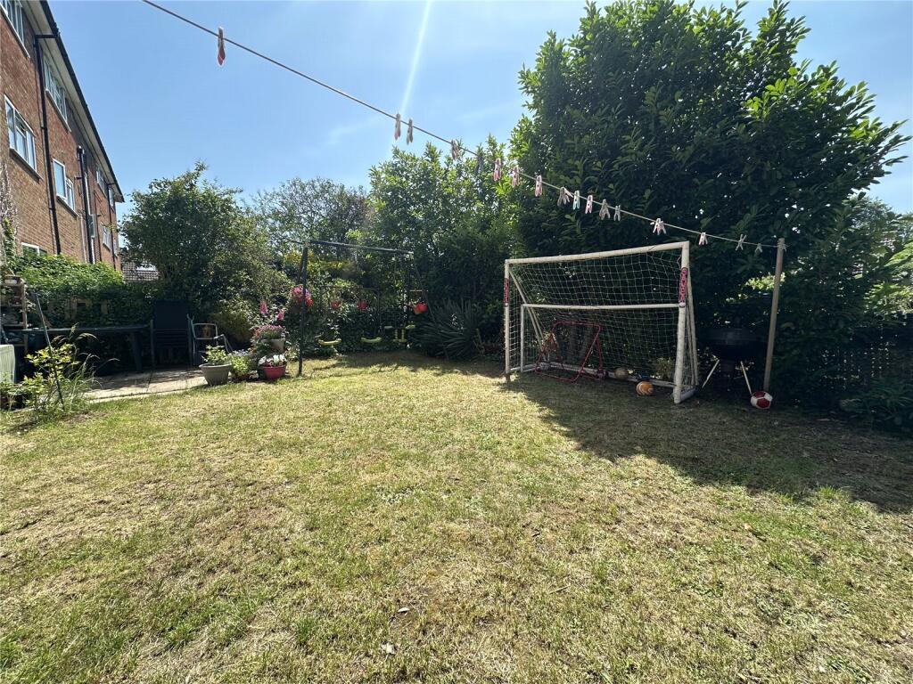 St. Peters Road, Basingstoke, Hampshire, RG22 - More