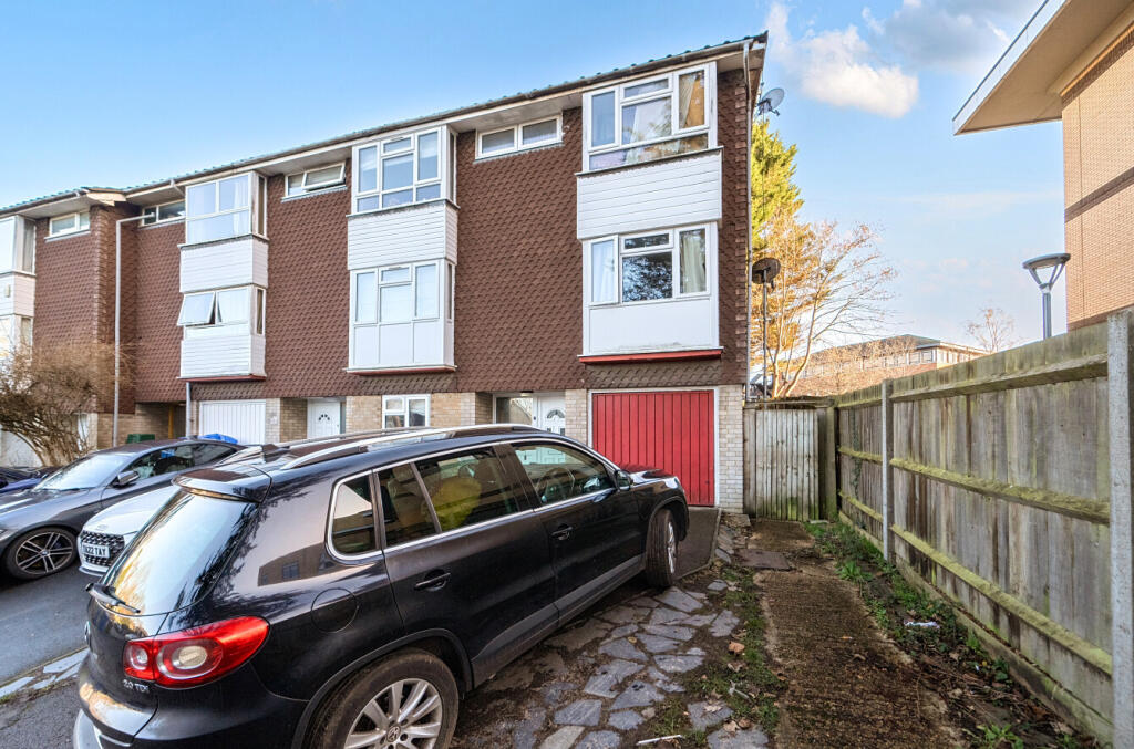 4-bed terraced on Willow Drive, Bracknell, Berkshire, £325,000
