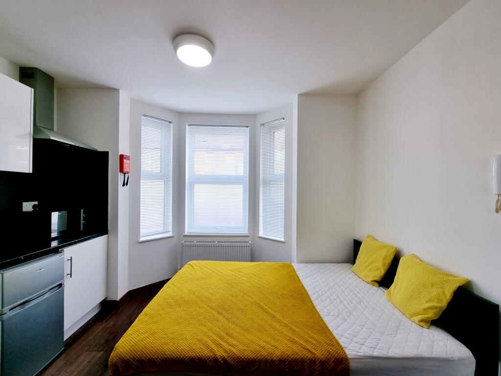 Apartment in Slough - View 5