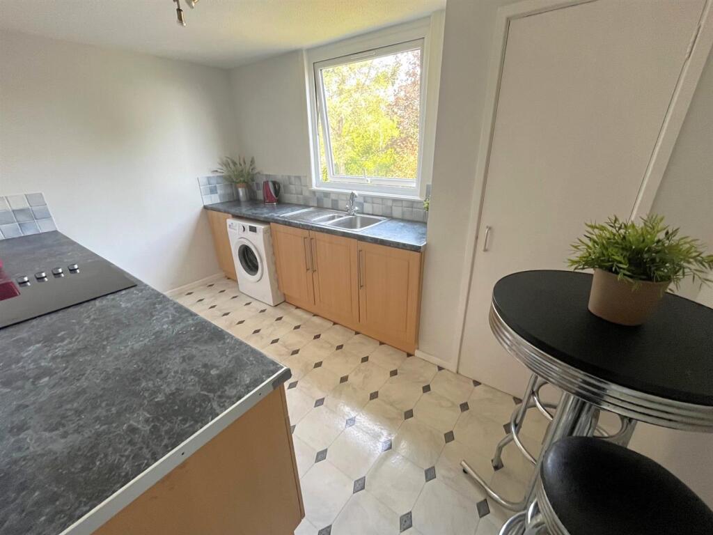 Offered with no onward chain and superb views a top floor apartment on Clarendon Road in Redland photo 4