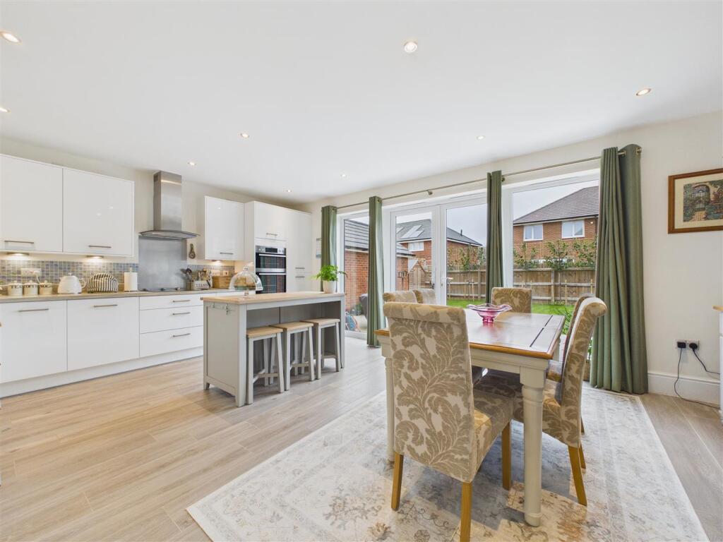 Heron Drive, Meon Vale, Stratford-Upon-Avon photo 2