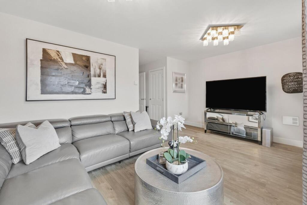Video Presentation Inside - Warwick Crescent, Basildon photo 2