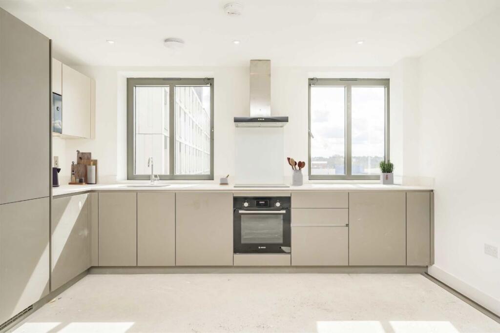 2-bed flat on Chatfield Road, Battersea, £710,000