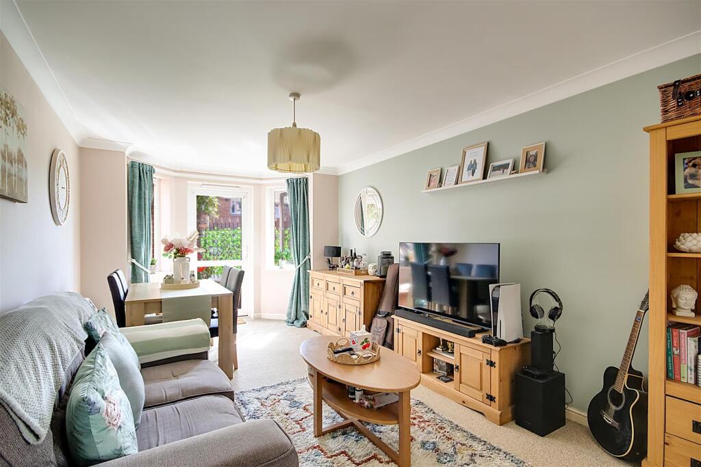 Apartment in Worthing, Broadwater - View 2
