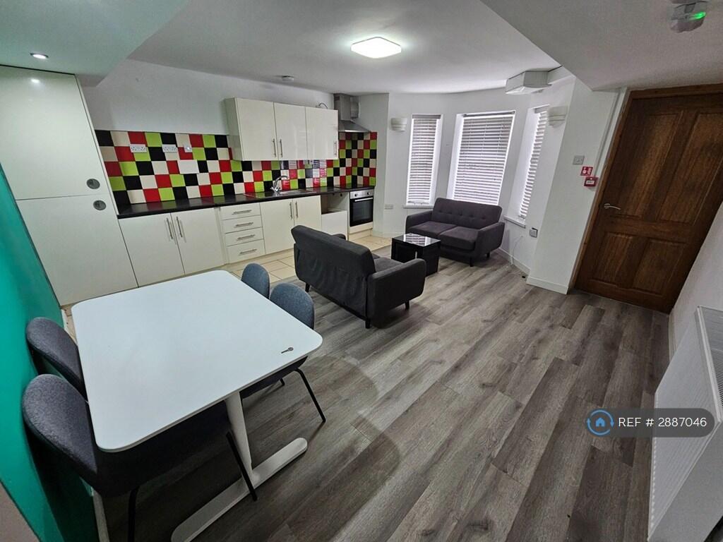 Apartment in Cardiff, Grangetown - View 5