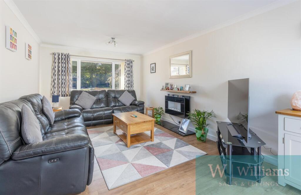 Oaklands Close, Fishbourne photo 3