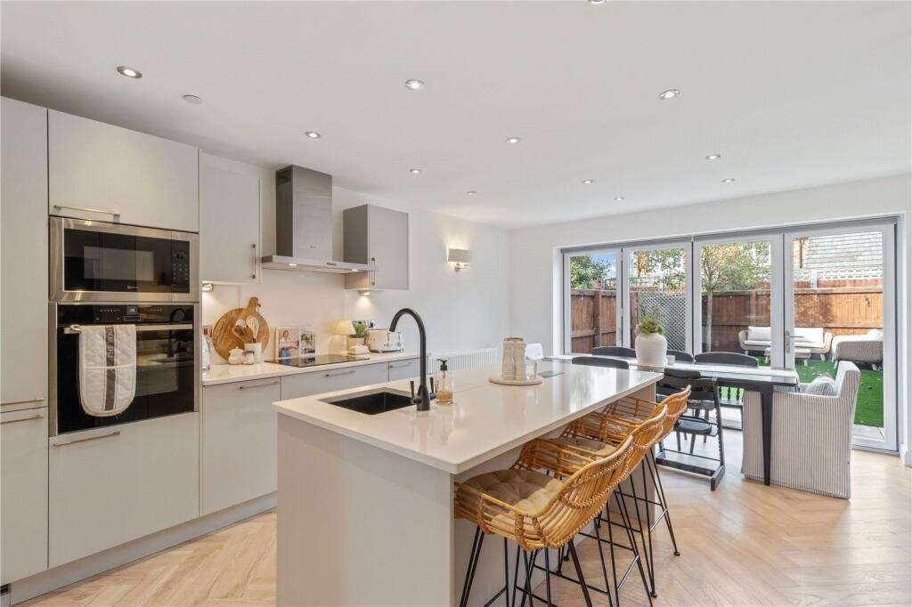 Cedarfield Road, Lymm, Cheshire, WA13 photo 3