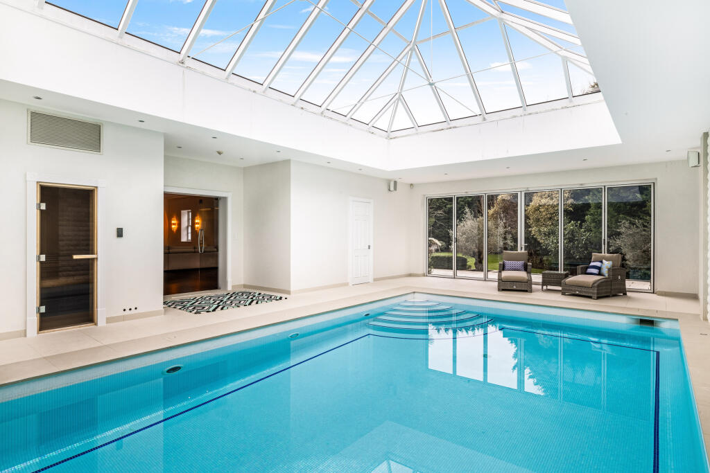 Queens Drive, Oxshott, Surrey, KT22, United Kingdom photo 3