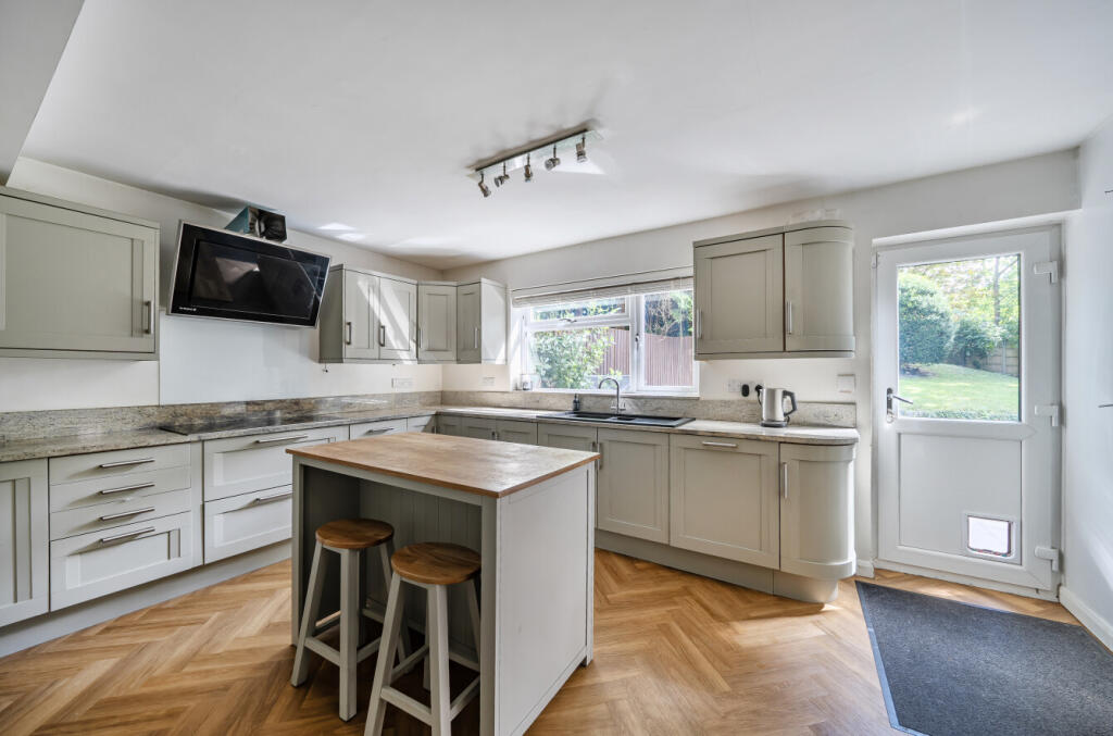 Oakwood Close, Otterbourne, Winchester, Hampshire, SO21 photo 3
