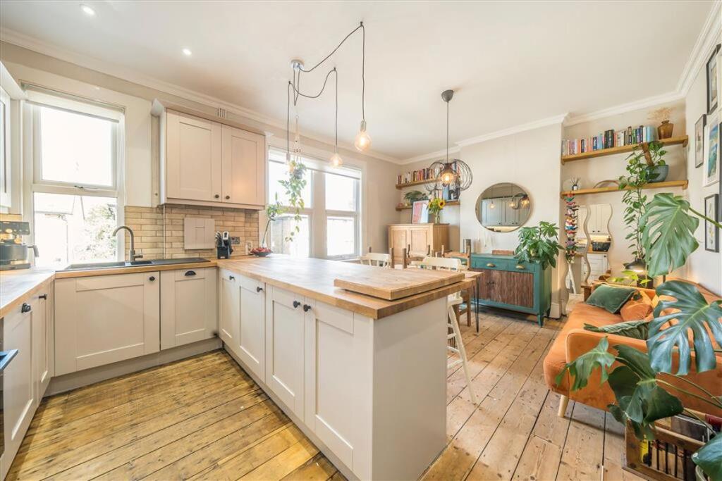 Apartment in London - More