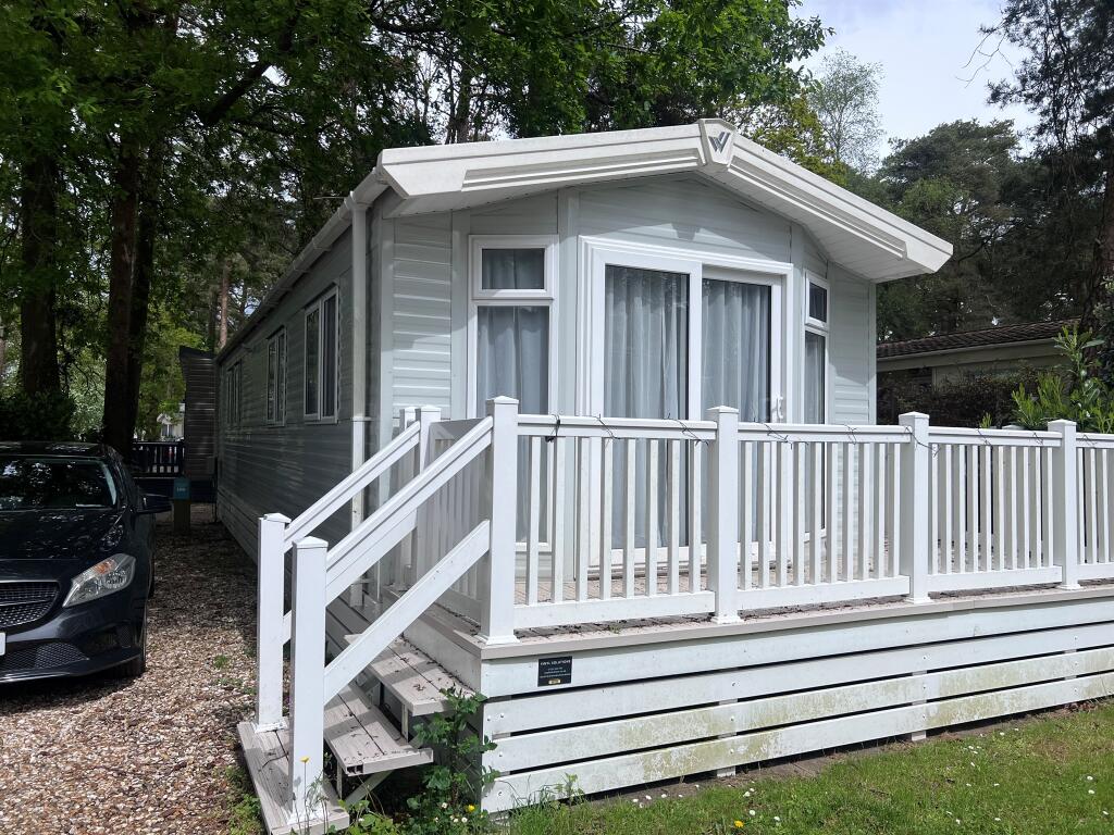 3-bed caravan on Sandyballs, Godshill, Fordingbridge, £80,000