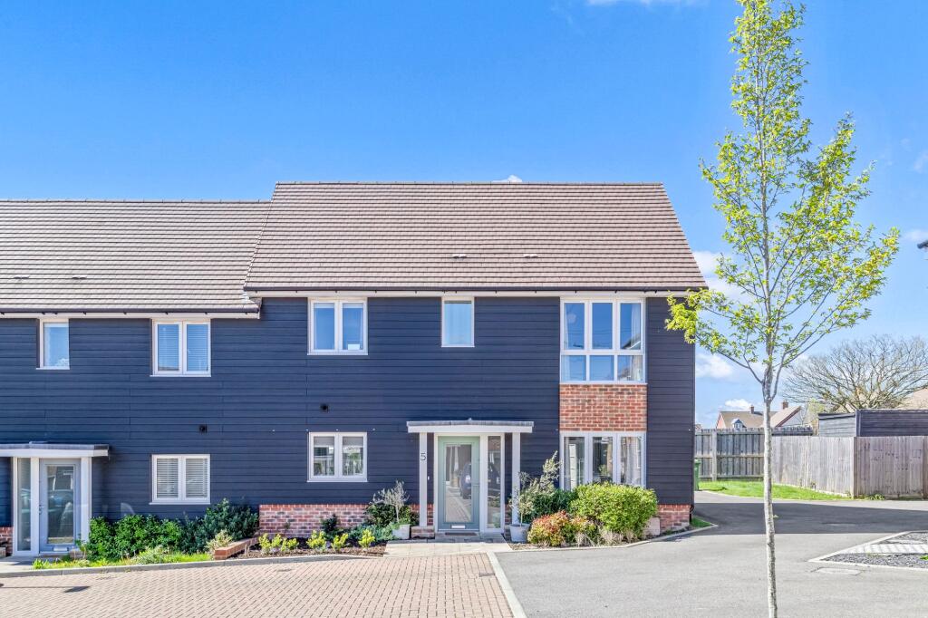 Main image of property: Hillyfield, Billingshurst, RH14