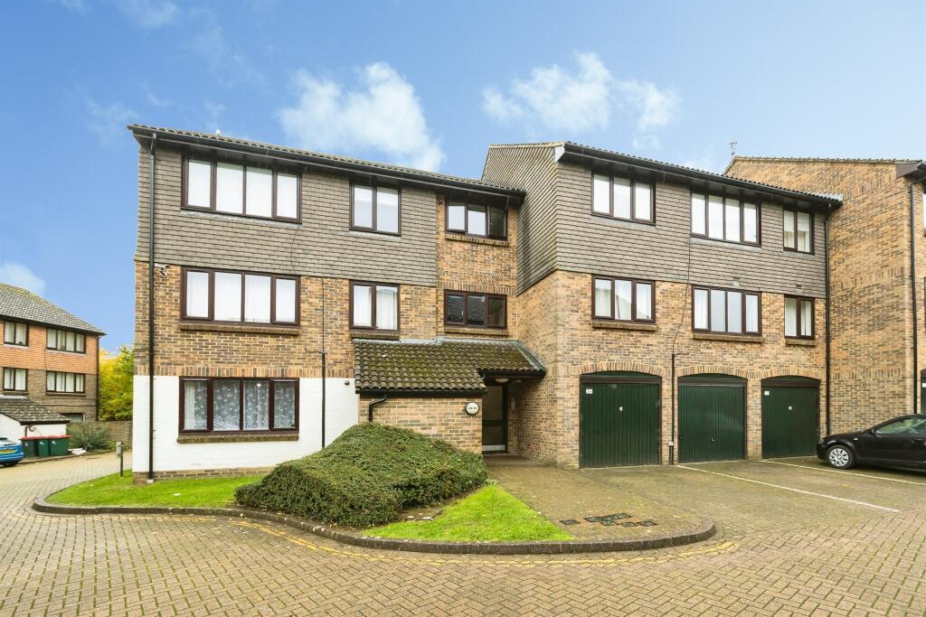2-bed flat on Connaught Gardens, CRAWLEY, £260,000