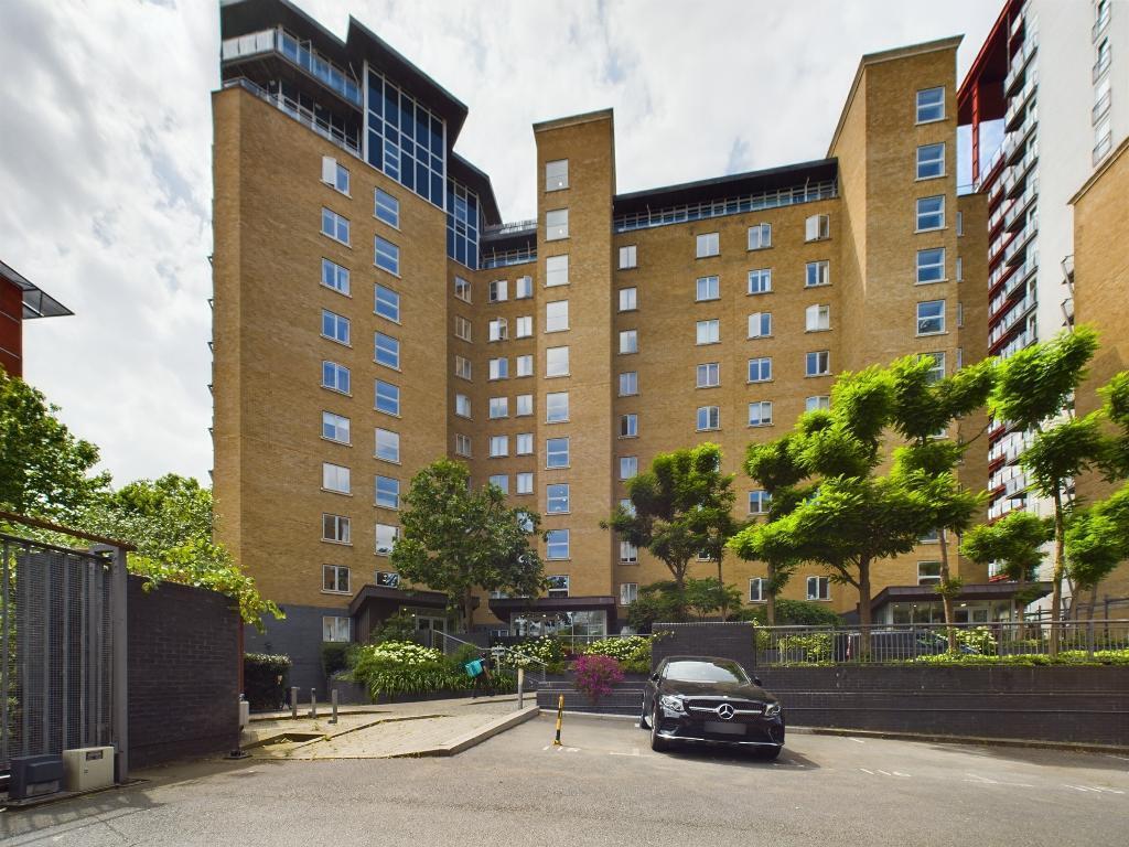 2-bed flat on Hutchings Street, Canary Wharf, London, Greater London, E14 8JR, £475,000