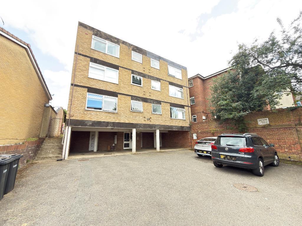 1-bed flat on Gregories Close, Luton, Bedfordshire, LU3 1DL, £135,000