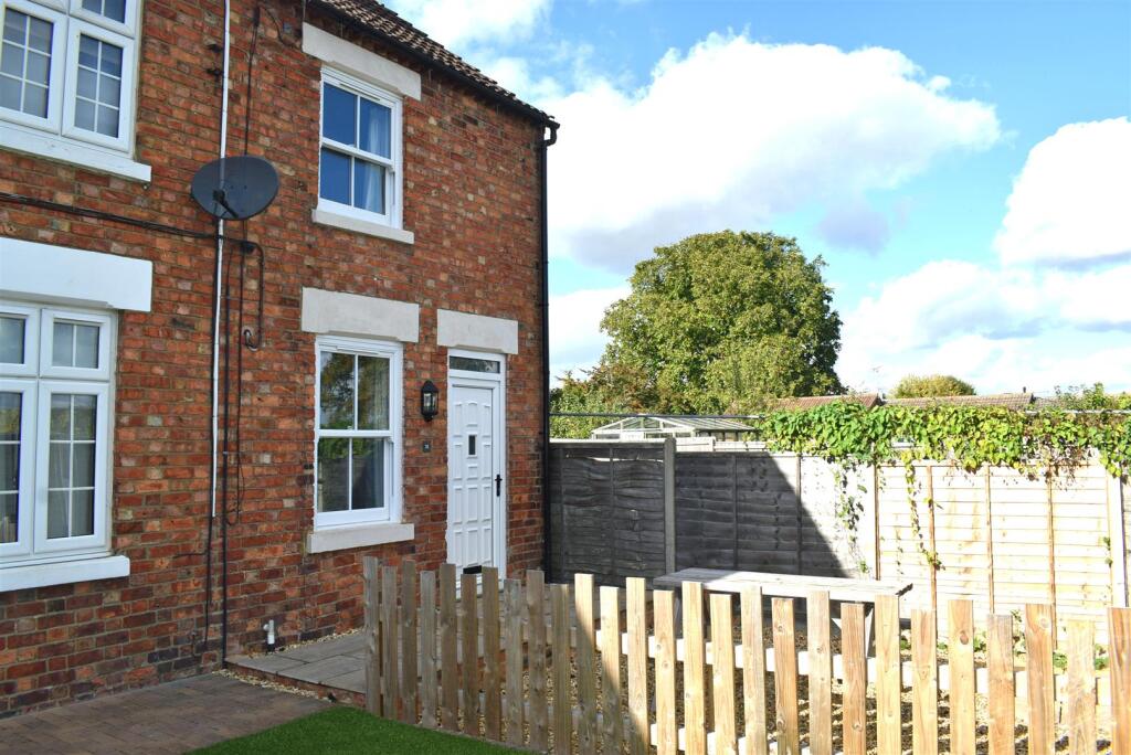 Main image of property: Long Row, Woodford