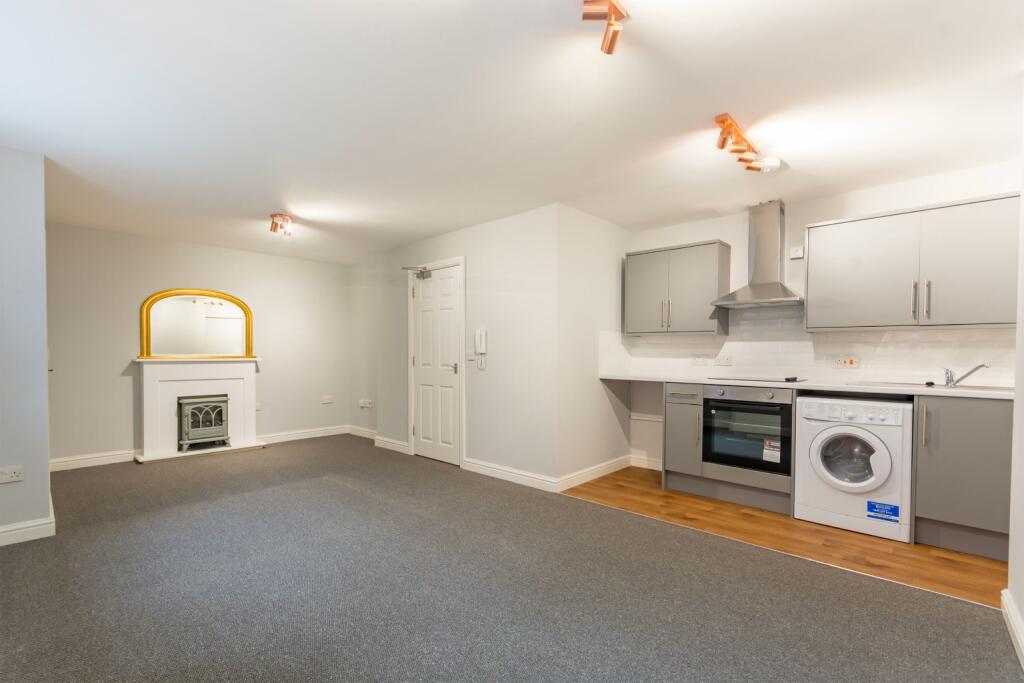 2-bed flat on The New Alexandra Court, Woodborough Road, Nottingham, Nottinghamshire, NG3 4LN, £135,000