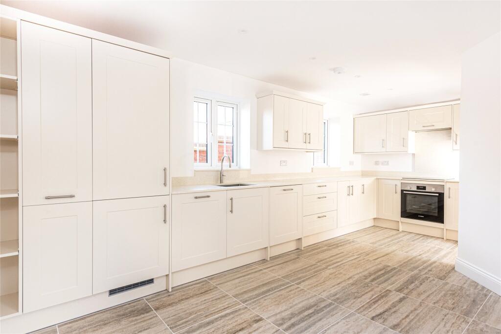 Thornbrook Close, Stoke Mandeville, Aylesbury, Buckinghamshire, HP22 photo 2