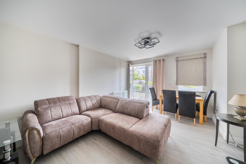 Apartment in Slough, Windsor and Maidenhead - View 5
