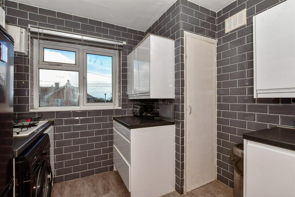 1-bed apartment on Charing Crescent, Westgate-On-Sea, Kent, £120,000