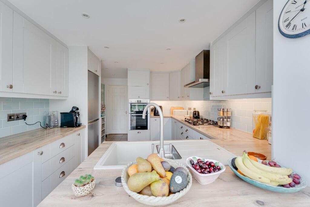 Extended residence situated within executive Yatton cul de sac photo 5