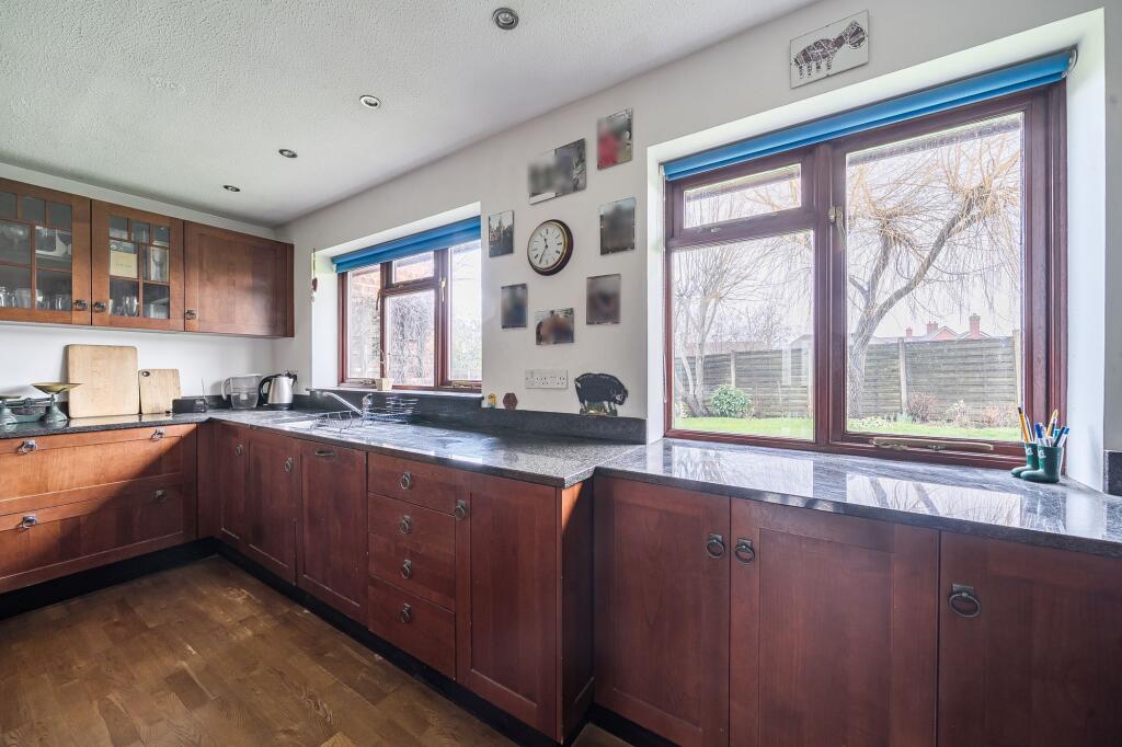 Waverley Close, Hook, RG29 1AT photo 3