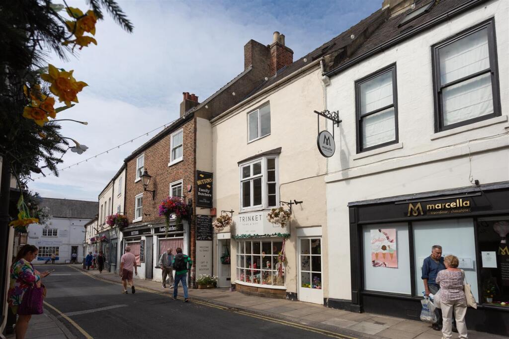 Main image of property: 11 Castlegate, Knaresborough
