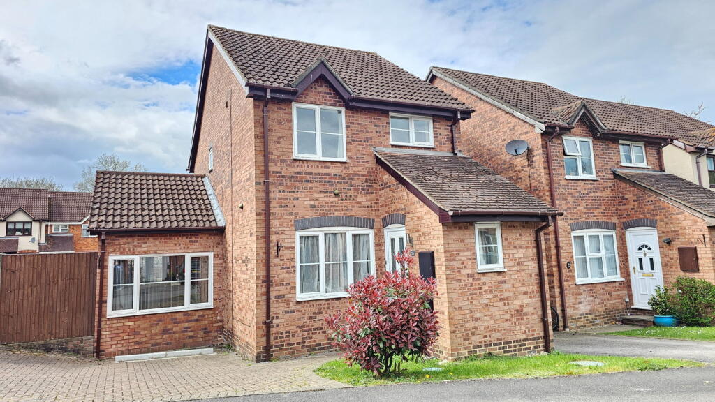 3-bed detached on Finch Close, Tadley, Berkshire, RG26 3YJ, £375,000