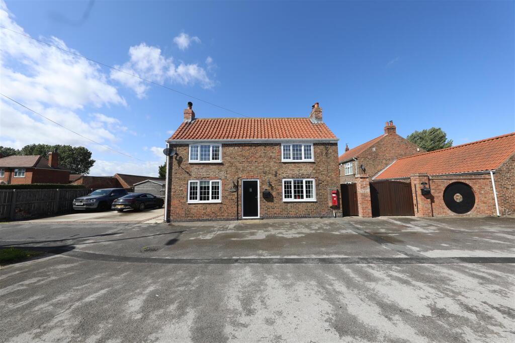 3-bed house on Main Road, Camerton, Hull, £360,000