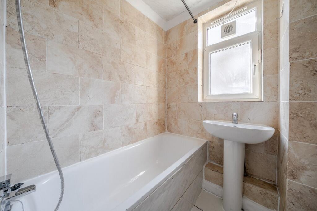 Apartment in London, Queen Caroline Estate, Hammersmith - More